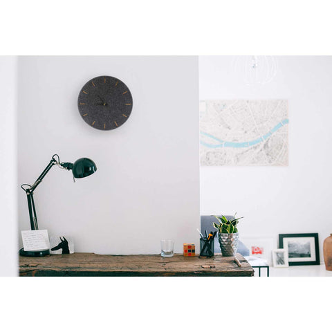Vilt en kurk wandklok 30 cm | antraciet - zwart | Ontwerp: Kopenhagen
